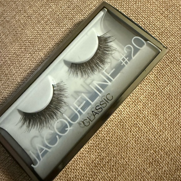 HUDA BEAUTY Other - HUDA BEAUTY Jacqueline #20 Classic Lashes - Black